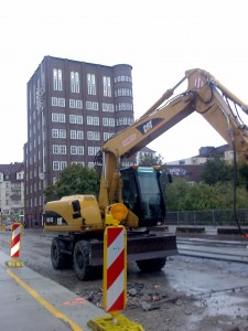 bild031 es kommt der Tag, da muss der Bagger baggern.