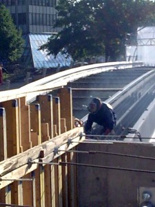 Lustiges Braten auf der Brücke