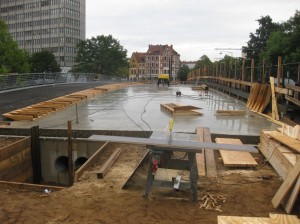 Fahrbahndecke frisch gewaschen