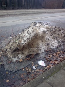 Hässliche Dreck-Eis-Haufen am Straßenrand