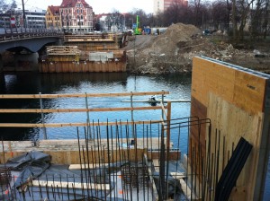 Mit dem Empacher-Skiff durch die Baustelle
